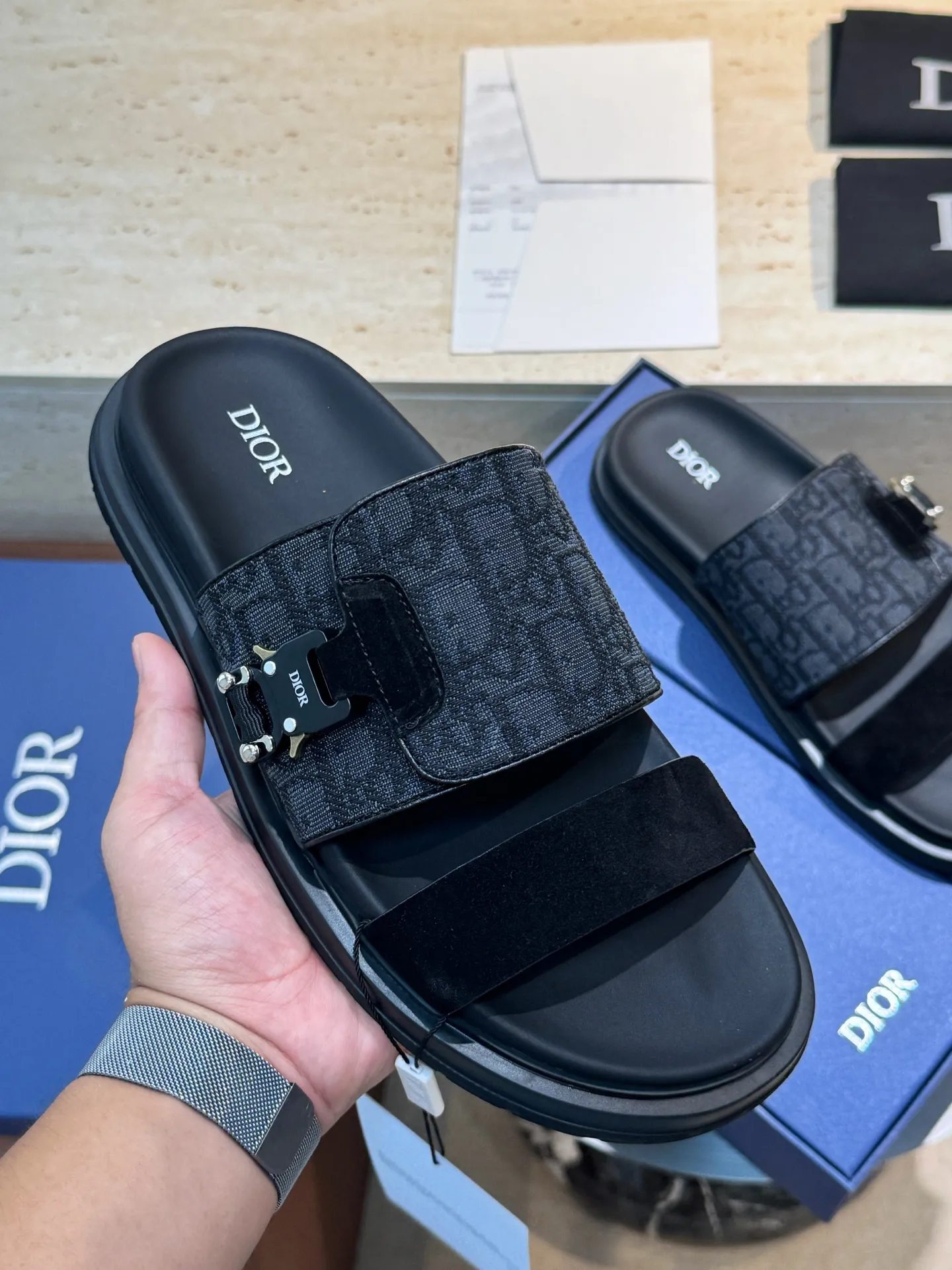 Factory price: 340💰Djia Aqua men's slippers and sandals, Dior's Aqua sandals are elegant and casual. The cross-strap design is reinterpreted in CD Diamond canvas, inspired by the brand's archives. Finished with a branded logo and tonal notch sole, they can be worn easily with shorts or jeans for a sophisticated look. Cowhide spliced ​​canvas + cowhide lining + rubber outsole Size: 39-44 (38 45 customized)